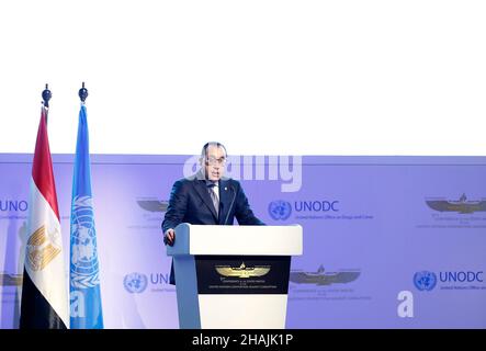 Sharm El-Sheikh, Ägypten. 13th Dez 2021. (Ägyptens Premierminister Mostafa Madbouly hält eine Rede auf der neunten Sitzung der Konferenz der Vertragsstaaten der UN-Konvention gegen Korruption in Sharm El-Sheikh, Ägypten, am 13. Dezember. 2021. Die neunte Sitzung der Konferenz der Vertragsstaaten (CoSP9) der UN-Konvention gegen Korruption startete am Montag in Ägyptens Ferienort Sharm El-Sheikh. Die Sitzung wird bis Dezember dauern. Quelle: Xinhua/Alamy Live News Stockfoto