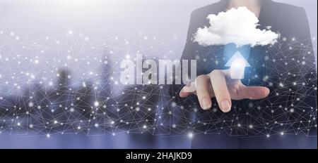 Cloud Computing Technologie Internet Konzept Hintergrund. Hand berühren digitalen Bildschirm Hologramm Wolke, Download, Daten-Zeichen auf Stadt Licht verschwommen Hintergrund Stockfoto