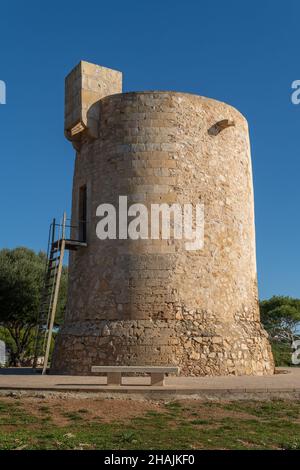 Gesamtansicht des mittelalterlichen Turms Torre Nova im mallorquinischen Ferienort Cala Santanyi, an einem sonnigen Tag mit dem Mittelmeer im Hintergrund Stockfoto