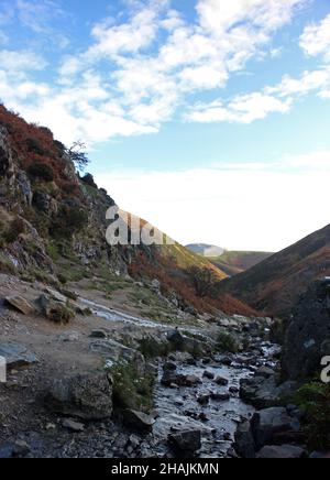 National Trust Ranger auf dem Weg mit Bach, der zum Wasserfall im Carding Mill Valley führt Stockfoto