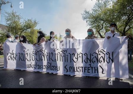 Bangkok, Thailand. 13th Dez 2021. Demonstranten halten während der Proteste gegen den Industriepark „Chana“ ein Transparent. Demonstranten aus dem Distrikt Chana in der Provinz Songkhla im Süden Thailands versammelten sich vor dem Hauptsitz der Vereinten Nationen in Bangkok, bevor sie zum Regierungshaus marschierten, um gegen die geplante Entwicklung von Industrieanlagen der Regierung im Distrikt Chana zu protestieren. Die Demonstranten fordern die Behörden auf, das Entwicklungsprojekt zu stoppen, da es die Enteignung ihres Landes bedeutet und die Umwelt bedroht. Kredit: SOPA Images Limited/Alamy Live Nachrichten Stockfoto