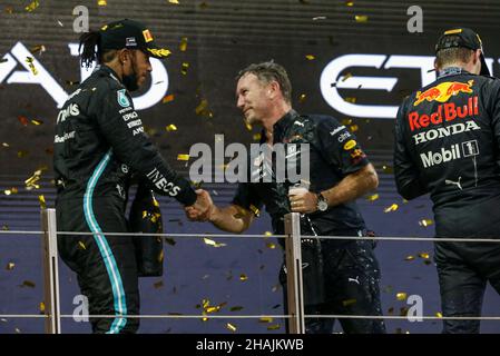 Yas Marina Circuit, Yas Island, 12. Dezember 2021 Lewis Hamilton (GBR), Mercedes AMG Petronas W12 GRATULIERT Teamchef C Christian Horner, Red Bull Racing auf dem Podium während der FORMEL 1 ETIHAD AIRWAYS ABU DHABI GRAND PRIX 2021 Vereinigte Arabische Emirate Phil Duncan Credit: Every Second Media/Alamy Live News Stockfoto