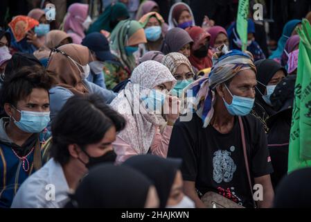 Bangkok, Thailand. 13th Dez 2021. Demonstranten, die während des Protestes gegen die „Chana“-Industrie vor dem Regierungsgebäude gesehen wurden. Demonstranten aus dem Distrikt Chana in der Provinz Songkhla im Süden Thailands versammelten sich vor dem Hauptsitz der Vereinten Nationen in Bangkok, bevor sie zum Regierungshaus marschierten, um gegen die geplante Entwicklung von Industrieanlagen der Regierung im Distrikt Chana zu protestieren. Die Demonstranten fordern die Behörden auf, das Entwicklungsprojekt zu stoppen, da es die Enteignung ihres Landes bedeutet und die Umwelt bedroht. Kredit: SOPA Images Limited/Alamy Live Nachrichten Stockfoto