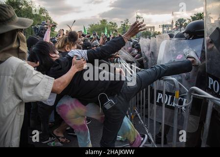 Bangkok, Thailand. 13th Dez 2021. Während des Protestes gegen das Industriegebiet „Chana“ kollidieren Demonstranten mit der Polizei vor dem Regierungsgebäude. Demonstranten aus dem Distrikt Chana in der Provinz Songkhla im Süden Thailands versammelten sich vor dem Hauptsitz der Vereinten Nationen in Bangkok, bevor sie zum Regierungshaus marschierten, um gegen die geplante Entwicklung von Industrieanlagen der Regierung im Distrikt Chana zu protestieren. Die Demonstranten fordern die Behörden auf, das Entwicklungsprojekt zu stoppen, da es die Enteignung ihres Landes bedeutet und die Umwelt bedroht. Kredit: SOPA Images Limited/Alamy Live Nachrichten Stockfoto