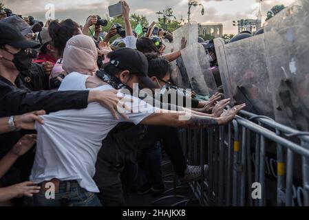 Bangkok, Thailand. 13th Dez 2021. Während des Protestes gegen das Industriegebiet „Chana“ kollidieren Demonstranten mit der Polizei vor dem Regierungsgebäude. Demonstranten aus dem Distrikt Chana in der Provinz Songkhla im Süden Thailands versammelten sich vor dem Hauptsitz der Vereinten Nationen in Bangkok, bevor sie zum Regierungshaus marschierten, um gegen die geplante Entwicklung von Industrieanlagen der Regierung im Distrikt Chana zu protestieren. Die Demonstranten fordern die Behörden auf, das Entwicklungsprojekt zu stoppen, da es die Enteignung ihres Landes bedeutet und die Umwelt bedroht. Kredit: SOPA Images Limited/Alamy Live Nachrichten Stockfoto