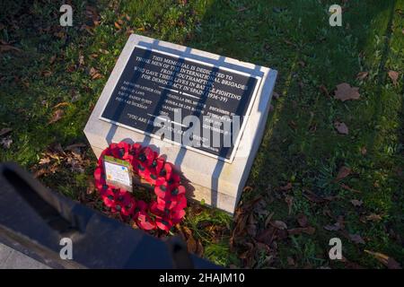 Eine Gedenktafel in der Nähe von Southampton Cenotaph, die lokalen Mitgliedern der Internationalen Brigaden gewidmet ist, die im Spanischen Bürgerkrieg ums Leben kamen (1936-1939) Stockfoto