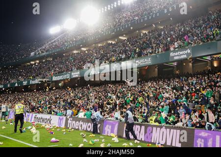 Sevilla, Spanien. 12th Dez 2021. Real Betis Fans werden beim Spiel von La Liga Santander 2021/2022 zwischen Real Betis und Real Sociedad im Benito Villamarin Stadion in Sevilla gesehen, wie sie ausgestopfte Tiere werfen, die gesammelt und den Kindern in Not gegeben werden. Quelle: SOPA Images Limited/Alamy Live News Stockfoto