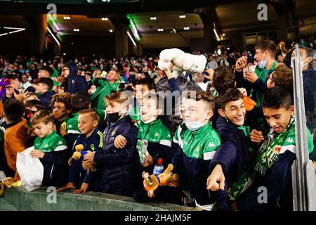 Sevilla, Spanien. 12th Dez 2021. Real Betis Fans werden beim Spiel von La Liga Santander 2021/2022 zwischen Real Betis und Real Sociedad im Benito Villamarin Stadion in Sevilla gesehen, wie sie ausgestopfte Tiere werfen, die gesammelt und den Kindern in Not gegeben werden. Quelle: SOPA Images Limited/Alamy Live News Stockfoto