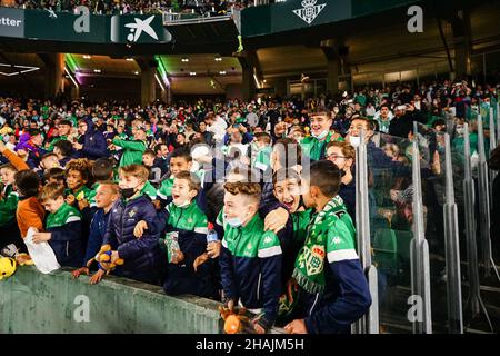 Sevilla, Spanien. 12th Dez 2021. Real Betis Fans werden beim Spiel von La Liga Santander 2021/2022 zwischen Real Betis und Real Sociedad im Benito Villamarin Stadion in Sevilla gesehen, wie sie ausgestopfte Tiere werfen, die gesammelt und den Kindern in Not gegeben werden. Quelle: SOPA Images Limited/Alamy Live News Stockfoto