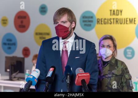 Prag, Tschechische Republik. 13th Dez 2021. Der tschechische Gesundheitsminister Adam Vojtech spricht während der Pressekonferenz in einem neuen Impfzentrum mit den Medien.in Prag wird ein neues Impfzentrum eröffnet, um die Impfung gegen Covid-19 in der Tschechischen Republik zu beschleunigen. Kredit: SOPA Images Limited/Alamy Live Nachrichten Stockfoto