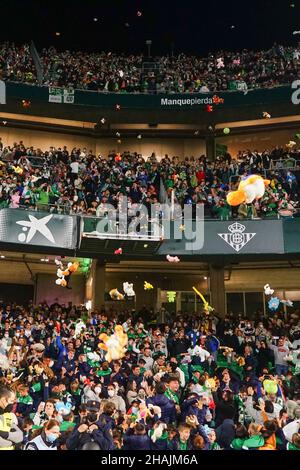 Sevilla, Spanien. 12th Dez 2021. Real Betis Fans werden beim Spiel von La Liga Santander 2021/2022 zwischen Real Betis und Real Sociedad im Benito Villamarin Stadion in Sevilla gesehen, wie sie ausgestopfte Tiere werfen, die gesammelt und den Kindern in Not gegeben werden. Quelle: SOPA Images Limited/Alamy Live News Stockfoto