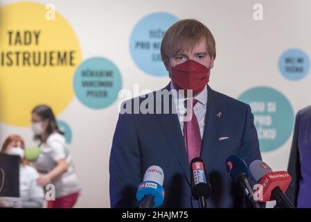 Prag, Tschechische Republik. 13th Dez 2021. Der tschechische Gesundheitsminister Adam Vojtech spricht während der Pressekonferenz in einem neuen Impfzentrum mit den Medien.in Prag wird ein neues Impfzentrum eröffnet, um die Impfung gegen Covid-19 in der Tschechischen Republik zu beschleunigen. Kredit: SOPA Images Limited/Alamy Live Nachrichten Stockfoto