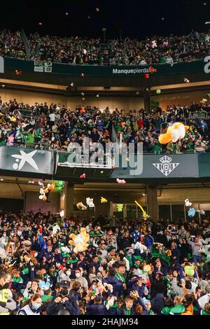 Sevilla, Spanien. 12th Dez 2021. Real Betis Fans werden beim Spiel von La Liga Santander 2021/2022 zwischen Real Betis und Real Sociedad im Benito Villamarin Stadion in Sevilla mit ausgestopften Tieren beobachtet, die gesammelt und an bedürftige Kinder übergeben werden (Foto von Francis Gonzalez/SOPA Images/Sipa USA) Quelle: SIPA USA/Alamy Live News Stockfoto