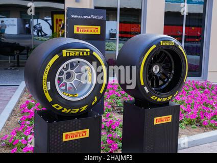 Yas Marina Circuit, Yas Island 12th. Dezember 2021 Pirelli 18-Zoll-Reifen für die Saison 2022 sowie Reifen für die Saison 2021 während der FORMEL 1 ETIHAD AIRWAYS ABU DHABI GRAND PRIX 2021 Vereinigte Arabische Emirate Eleanor Hoad Credit: Every Second Media/Alamy Live News Stockfoto