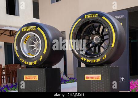 Yas Marina Circuit, Yas Island 12th. Dezember 2021 Pirelli 18-Zoll-Reifen für die Saison 2022 sowie Reifen für die Saison 2021 während der FORMEL 1 ETIHAD AIRWAYS ABU DHABI GRAND PRIX 2021 Vereinigte Arabische Emirate Eleanor Hoad Credit: Every Second Media/Alamy Live News Stockfoto