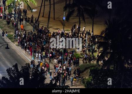 Oahu, USA. 1. November 2021. An Halloween versammelt sich eine riesige Menschenmenge am Strand von Waikiki, die den Covid-19-Beschränkungen trotzt. Stockfoto