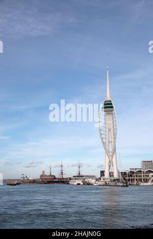 Portsmouth Harbour Mit Spinaker Tower Stockfoto