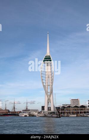 Portsmouth Harbour Mit Spinaker Tower Stockfoto