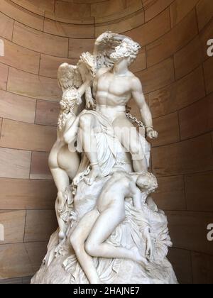 Vertikale Aufnahme der Skulptur „Prometheus gebunden und die Ozeaniden“ von Eduard Muller. Deutschland. Stockfoto