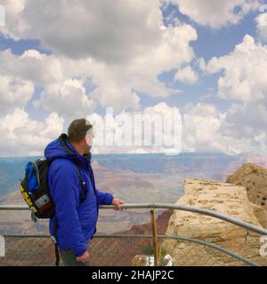 Rucksacktourist genießt Blick auf den Grand Canyon AZ USA Stockfoto