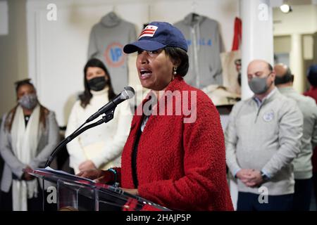 Washington, Usa. 13th Dez 2021. Der Bürgermeister von DC, Muriel Bowser, spricht über die Omicron-Variante Covid-19, als sie heute im Pop Up Store in Washington das Small Business Grant-Programm startet. Kredit: SOPA Images Limited/Alamy Live Nachrichten Stockfoto