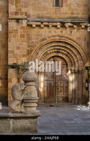Nahaufnahme einer Tür der Pfarrei St. Peter der Apostel (Iglesia de San Pedro Apóstol) in Avila, Spanien. Stockfoto