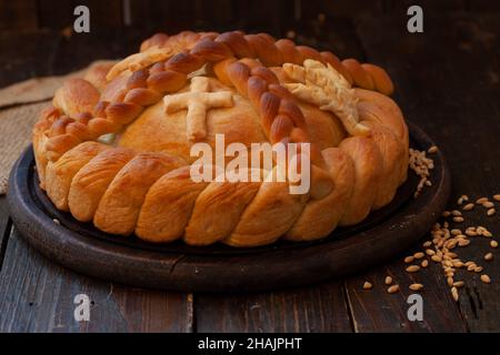 Serbischer slava-Kuchen, Nahaufnahme. Slavski kolač. Dekoratives Brot für traditionelle Feste. Stockfoto