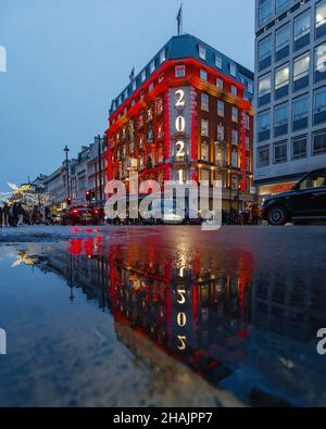 Gegründet 1707 von William Fortnum und Hugh Mason, um Fortnum und Mason zu werden. Jetzt in Privatbesitz reflektiert über Piccadilly. Stockfoto