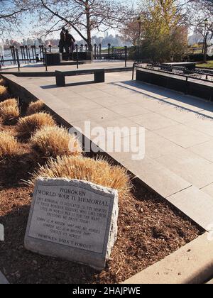 Hoboken, New Jersey Gedenkstätte zum Weltkrieg 2 mit Blick auf den Hudson River von einer parkähnlichen Umgebung aus. Stockfoto