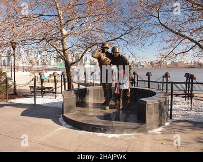 Hoboken, New Jersey Gedenkstätte zum Weltkrieg 2 mit Blick auf den Hudson River von einer parkähnlichen Umgebung aus. Stockfoto