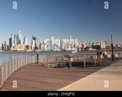 Skyline von New York von Hoboken, New Jersey über den Hudson River. In der Ferne befindet sich das ikonische Empire State Building an der 350 Fifth Ave Stockfoto