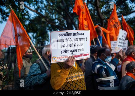 Neu-Delhi, Indien. 13th Dez 2021. Mitglieder der united Hindu Front (The Right Wing Organization) halten Plakate während eines Protestes gegen den Angriff des Parlaments, das Sicherheitspersonal verlor 2001 ihr Leben. (Foto von Pradeep Gaur/SOPA Images/Sipa USA) Quelle: SIPA USA/Alamy Live News Stockfoto