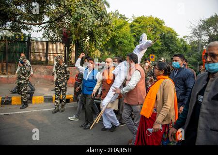 Neu-Delhi, Indien. 13th Dez 2021. Mitglieder der united Hindu Front (The Right Wing Organization) halten ein Bild des Terrorismus ab, während sie während eines Protestes gegen den Angriff des Parlaments Parliament Slogans rufen.Sicherheitspersonal verlor beim Angriff des Parlaments von 2001 ihr Leben. (Foto von Pradeep Gaur/SOPA Images/Sipa USA) Quelle: SIPA USA/Alamy Live News Stockfoto