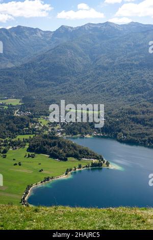 Schöner Blick auf den Bohinj See im Triglav Nationalpark in den slowenischen Julischen Alpen. Stockfoto