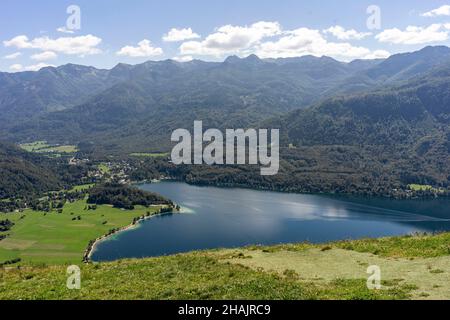 Schöner Blick auf den Bohinj See im Triglav Nationalpark in den slowenischen Julischen Alpen. Stockfoto