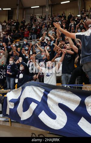 Während der Serie A1 italienischen LBA Basketball-Meisterschaft Spiel Kigili Fortitudo Bologna vs. Allianz Pallacanestro Trieste im Sportpalast Paladozza - Bologna, 13. Dezember 2021 - Foto: Michele Nucci Stockfoto