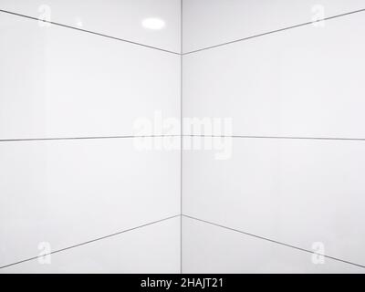 Badezimmerwände mit weißem Fliesenhintergrund Stockfoto