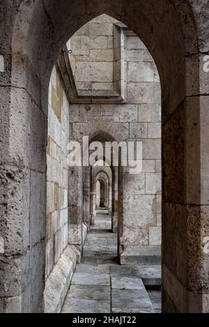 Spazieren Sie durch die Fassade des gotischen Doms in Regensburg in Bayern Stockfoto