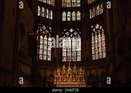 Farbenfrohe Panoramafenster im Regensburger Dom Stockfoto