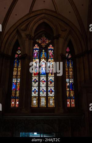 Farbenfrohe Panoramafenster im Regensburger Dom Stockfoto