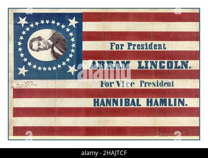 ABRAHAM LINCOLN 1860 USA Wahlplakat Flyer stimmt für Präsident (Abram) AB ABRAHAM Lincoln. Für Vizepräsident, Hannibal Hamlin für Präsident, Abra[ha]m Lincoln. Für Vizepräsident Hannibal Hamlin. Illustration großes Wahlkampfbanner für den republikanischen Präsidentschaftskandidaten Abraham Lincoln und den Laufkollegen Hannibal Hamlin. Lincolns Vorname heißt hier „Abram“. Das Banner besteht aus einem dreiunddreißig-Sterne-amerikanischen Flaggen-Muster, das auf Stoff gedruckt ist. In einer Ecke erscheint auf einem blauen Feld ein Büstchenporträt von Lincoln, ohne Bart, umgeben von Sternen. Howard, H. C. Künstler Stockfoto