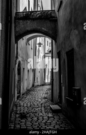 Schmale Gasse im Zentrum von Passau in Bayern, Deutschland Stockfoto