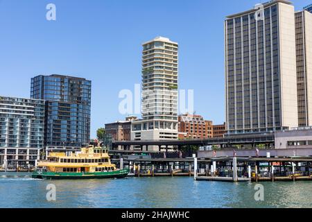 Sydney Ferry MV Golden Grove am Circular Quay Ferry Wharf mit Büros im Stadtzentrum von Sydney, Sydney, Australien Stockfoto