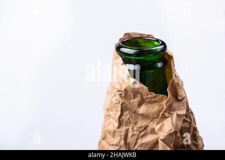 Flaschenhals in schlichtes, faltiges Papier eingewickelt Stockfoto