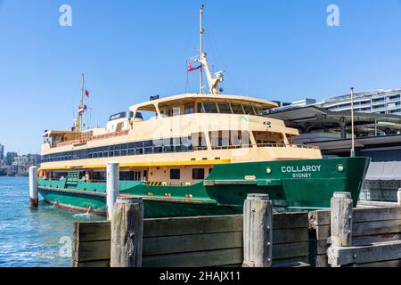 Süßwasserklasse-Fähre namens Collaroy, Sydney-Fähre mit Anlegestelle am Circular Quay Fährterminus, Sommer Tag blauer Himmel Sydney, Australien Stockfoto