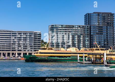 Bennelong Wohngebäude am East Circular Quay als Süßwasser-Klasse-Fähre die MV Collaroy fährt von der Fährtermine in Sydney, Australien ab Stockfoto