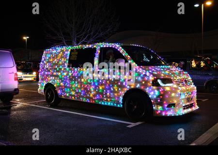 Dezember 2021 - VW Vans alle verkleidet auf Lichter für den Cruz von Worle an die Küste Stockfoto