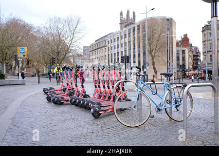 Dezember 2021 - VOI Elektro Vermietung Roller in central Bristol, England, UK., Stockfoto