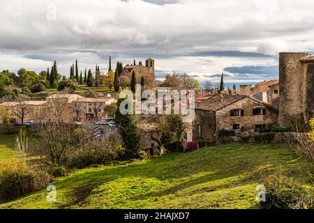 Tourtour, Frankreich. Tourtour wurde von der Vereinigung Les Plus Beaux Villages de France in die Liste der schönsten Dörfer Frankreichs aufgenommen Stockfoto