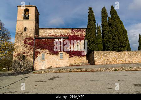 Église Saint-Denis von Tourtour, Frankreich Stockfoto